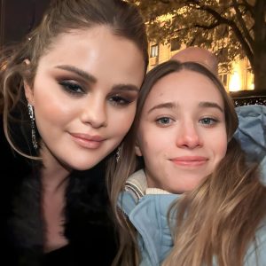 26 November: Selena with fans in Paris