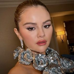 3 December: stunning selfies of the fabulous Selena from the Academy Museum Gala