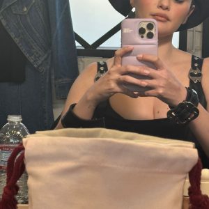 7 December: Selena shared new pics via her Instagram stories