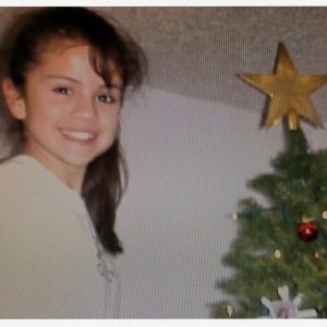 8 December: super cute rare pics of Selena celebrating Christmas in different years