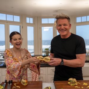 10 January: watch new video of Selena cook a breakfast burger with Gordon Ramsay