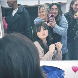 2 February: new pic of Selena with Nana and friends recently