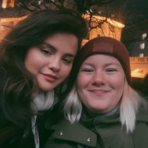 18 February: more pics of Selena with fans in Paris