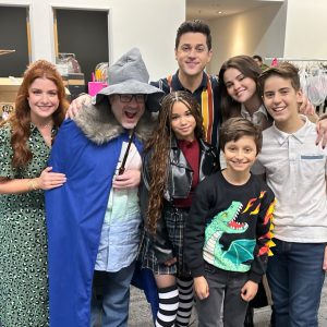 19 February: new picture of Selena with David Henrie & the cast on set of Wizards Of Waverly Place sequel