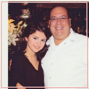22 March: new rare pic of Selena with a chef at the Italian restaurant in 2009