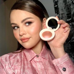 6 April: Selena shows off new Soft Pinch Luminous Powder Blush by Rare Beauty in a new selfie