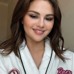 4 June: Selena dazzles on a newly shared picture for Rare Beauty