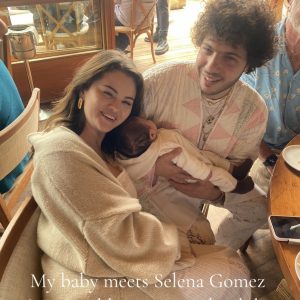 7 July: new fan-taken pic and a video of Selena at the restaurant from this May