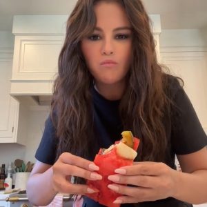 19 July: Selena tries watermelon pickle sandwich in the new TikTok video