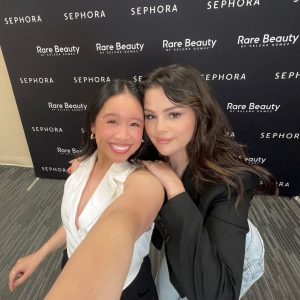 6 August: more pics of Selena with fans at Sephora SMC in Las Vegas