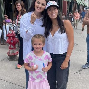 1 September: more pics of Selena meeting fans in Telluride