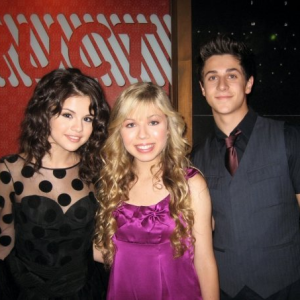 6 October: new rare pic of Selena with Jennette Mccurdy and David Henrie at the Teen Vogue Party in 2008