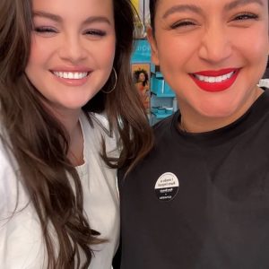 7 October: new pic and a video of Selena with  Cynthia Di Meo at the Sephora store