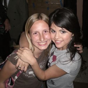 3 November: more pics of Selena with fans on set of the 2nd season of ‘Wizards Of Waverly Place’