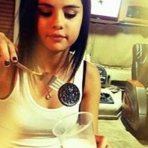20 May: Selena shared new pics and a video from behind the scenes of making her new OREO collaboration