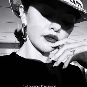 25 May: new selfie from Selena wearing a ‘Cowboy Carter’ merchandise hat