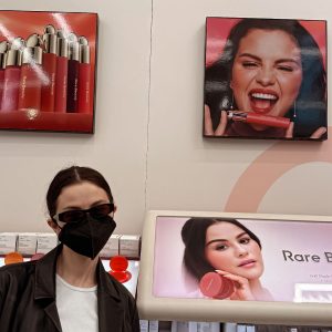 15 June: new picture of Selena at the Sephora store