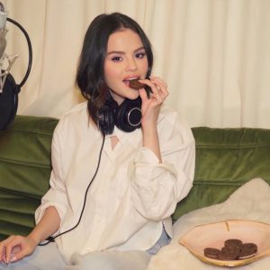 14 June: new promo pics and videos with Selena for OREO