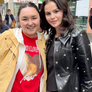9 June: new pic of Selena with a fan in New York