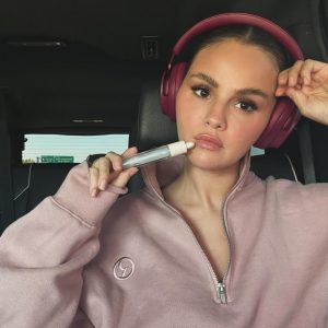 31 July: new selfies of Selena using lip gloss by Rare Beauty