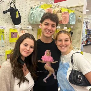 18 July: new picture of Selena with fans in Los Angeles