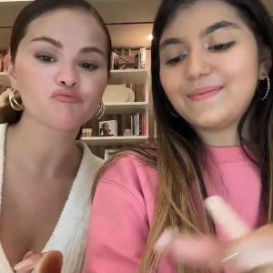 18 July: Selena & a fan plays with Rare Beauty makeup