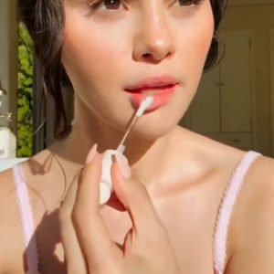 12 July: new video with Selena doing her makeup