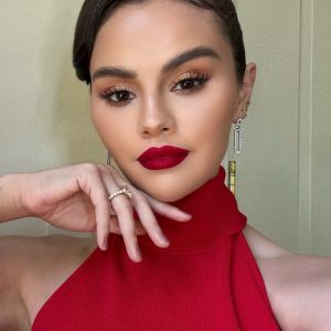 10 August: Selena stuns in all red