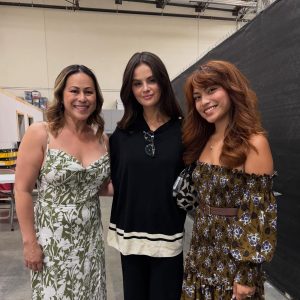 31 July: Selena with fans