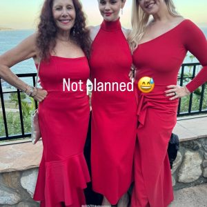 10 August: new pic of Selena at her friend’s wedding