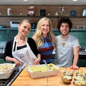 18 August: new pics of Selena & Benny at the Baking Class on August 5 in LA