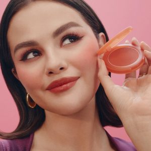 29 August: new picture & a video with Selena for Rare Beauty