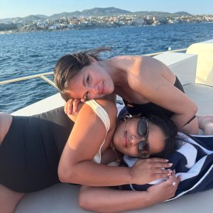 1 September: new pics of Selena with friends from her trip to Mexico