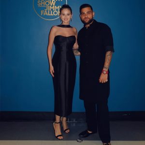 22 September: new pic of Selena from the Late Night Show Starring Jimmy Fallon