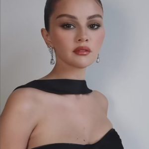 9 September: Selena looks gorgeous while getting ready to adden Jimmy Fallon show