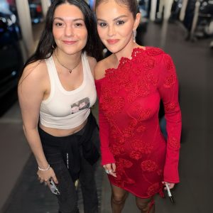 9 September: more new pics and videos of Selena with fans in New York