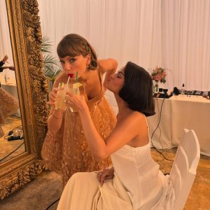6 October: new pictures of Selena with Taylor Swift at her wedding