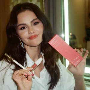 7 October: new selfies of Selena for Rare Beauty