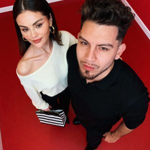 26 October: new selfie of Selena with a beauty influencer at Sephora store