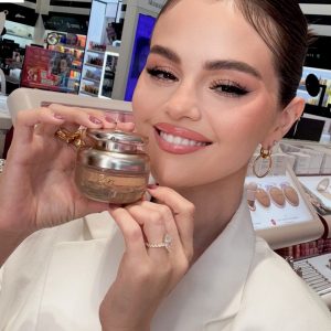 7 October: new selfie of Selena at Sephora store