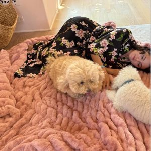 27 October: new adorable selfie of Selena with puppies