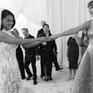 17 November: new pics of Selena & Taylor Swift at her wedding this September