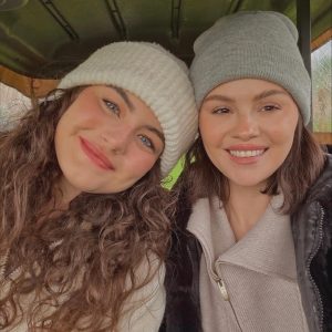 23 November: new pics of Selena with friends from her getaway trip