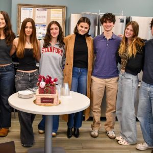 24 November: Selena visits ‘Didi Hirsch’s Wellness Center’