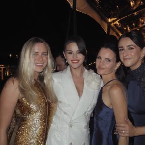 30 November: new selfie of Selena with friends at her wedding