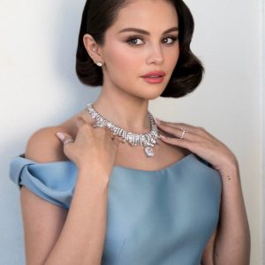 9 December: new portrait picture of Selena from the Golden Globe Awards