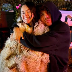 25 December: new pics of Selena celebrating Christmas