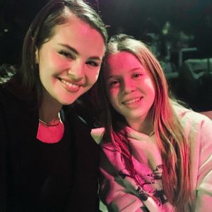 2 December: new pics of Selena with a little fan backstage at the basketball game