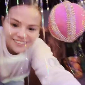 13 December: watch new video where Selena shows her Christmas tree