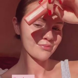 22 December: check out new video of Selena using new products by Rare Beauty